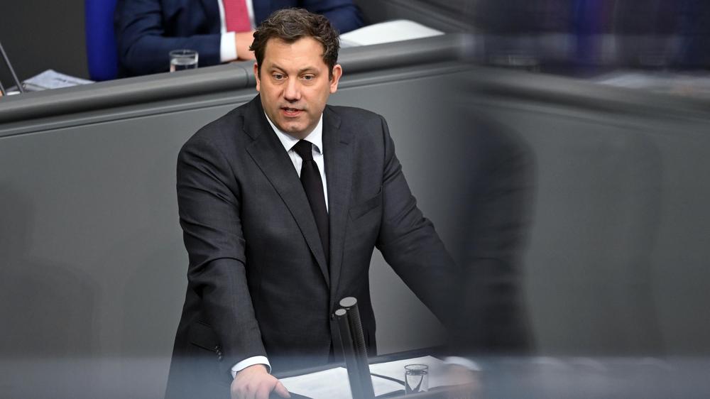  Vizekanzler Lars Klingbeil hätte sich vor dem Angriff auf den Iran mehr Versuche "auf der Grundlage des Völkerrechts" gewünscht.