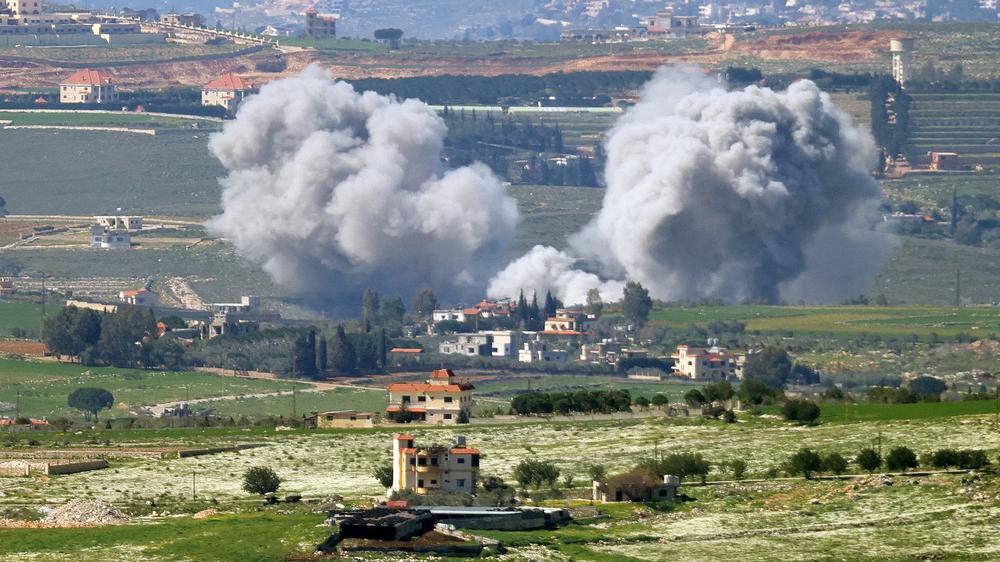  Nach israelischen Angriffen auf das südlibanesische Gebiet Kfar Tibnit steigt Rauch auf.