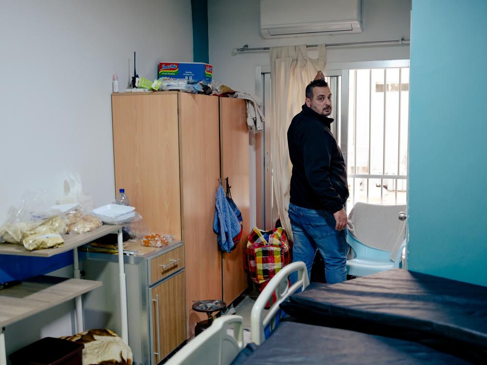 Beschuss im Libanon: Mohammad Abdulamir Fesai, Sicherheitschef des Jabal-Amel-Krankenhauses, in einem Raum des Krankenhauses, den er für seine Familie in ein provisorisches Zuhause verwandelt hat.