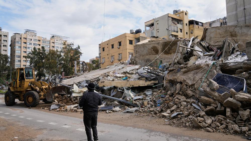  Ein Radlader räumt die Trümmer von Gebäuden, die bei einem israelischen Luftangriff in Dahija, einem südlichen Vorort von Beirut, zerstört wurden.