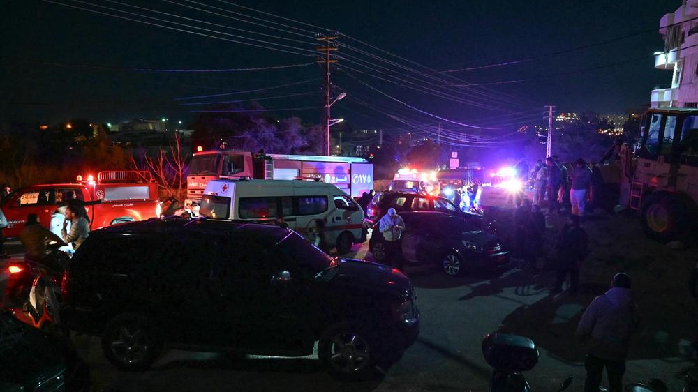  Rettungskräfte im Ostlibanon suchen nach einem israelischen Angriff nach Verschütteten.