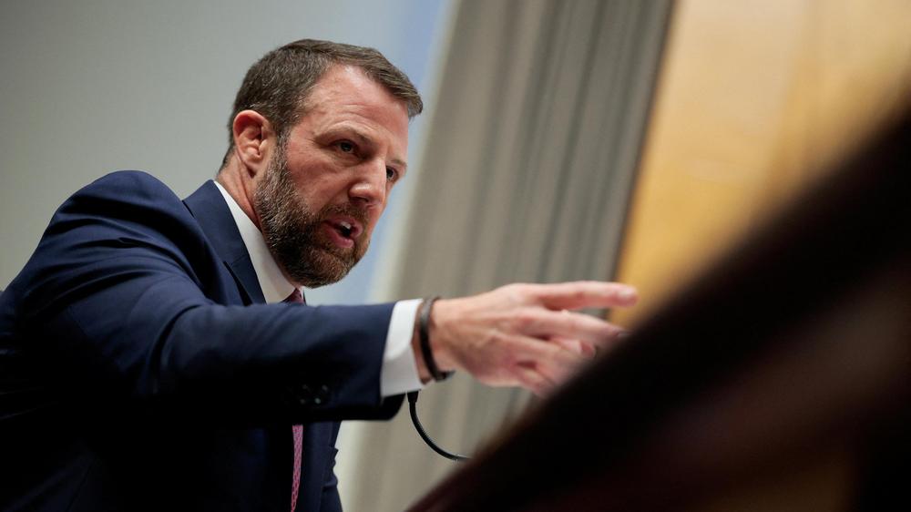  Markwayne Mullin, der Kandidat für das Amt des Heimatschutzministers, stellte sich den Fragen des Kongresses. Darin forderte er eine angemessene Finanzierung des Ministeriums.