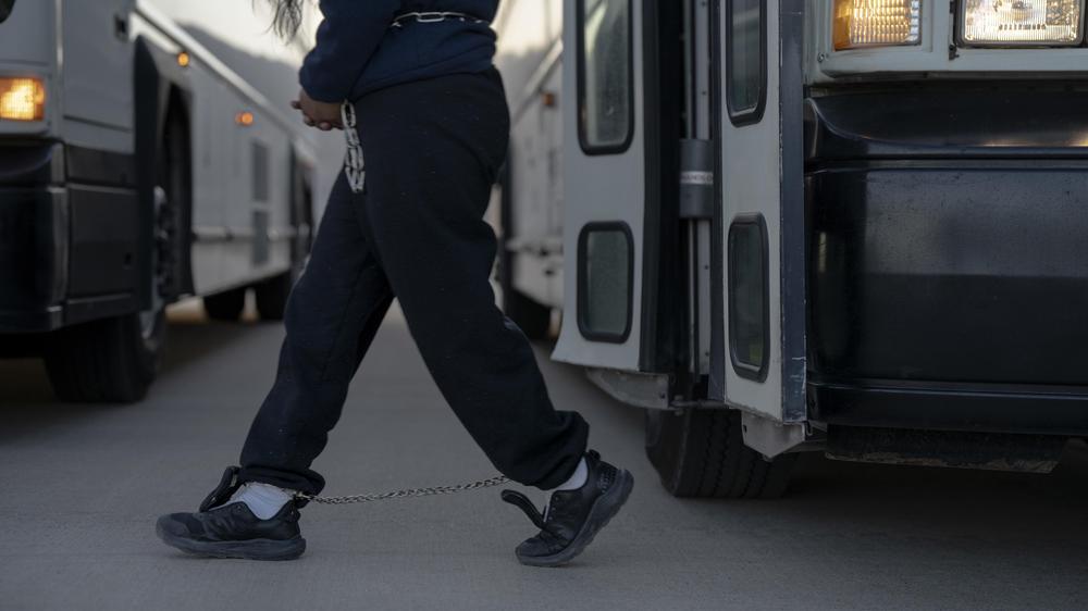  Mehrere ICE-Gefängnisse werden wegen katastrophaler Haftbedingungen und schlechter sanitärer Zustände kritisiert.