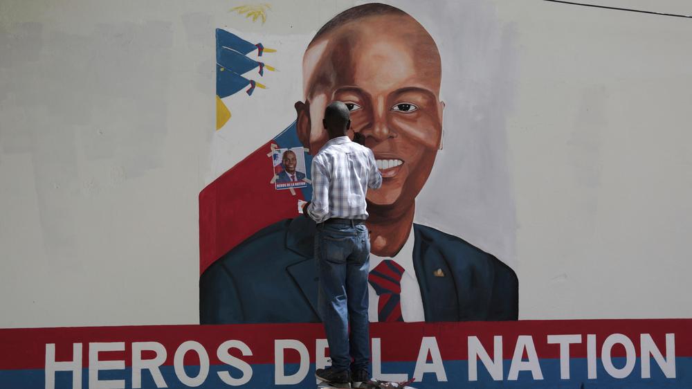  Ein Portrait des getöteten haitianischen Präsidenten Jovenel Moïse in der Hauptstadt Port-au-Prince