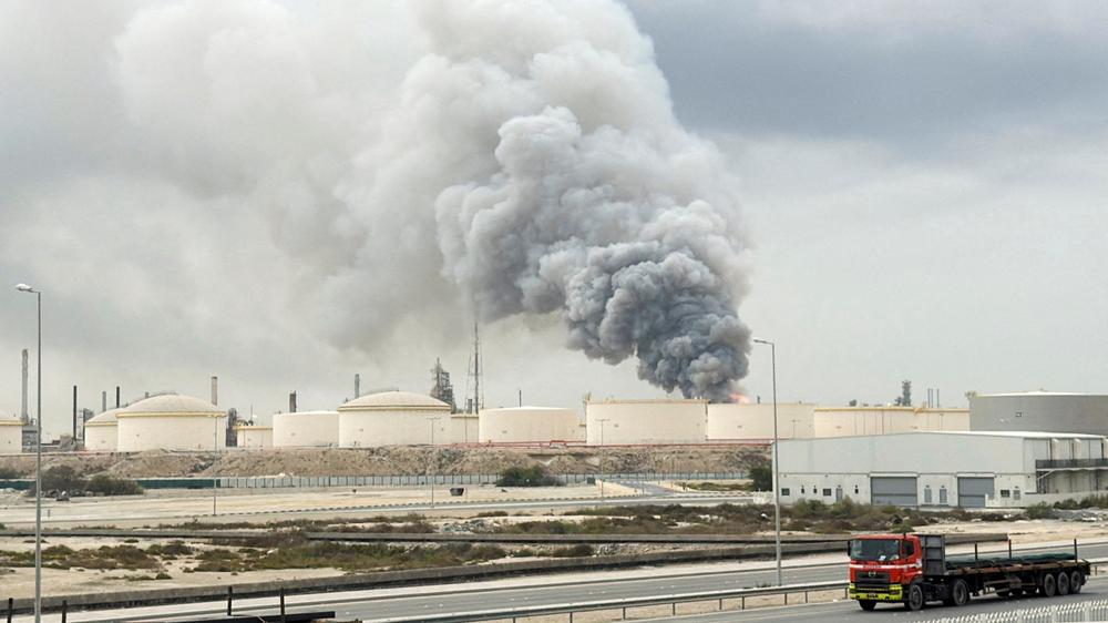  Am 9. März greifen iranische Drohnen auf der bahrainischen Insel Sitra an. Danach steigt Rauch über einer Ölanlage auf.