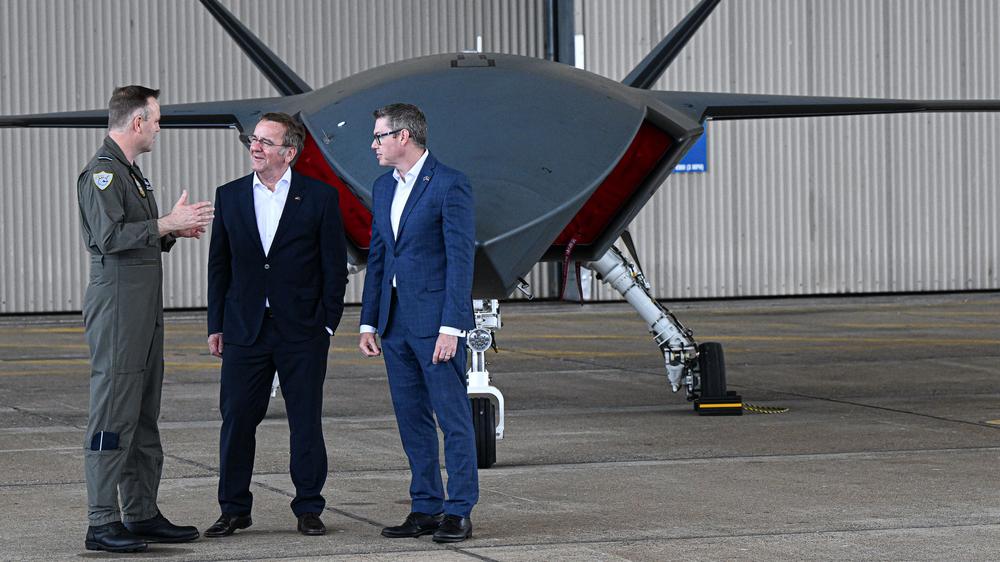  Boris Pistorius lässt sich in Australien eine neue Kampfdrohne zeigen. Der deutsche Verteidigungsminister informiert sich zudem über die Abwehr unbemannter Systeme.