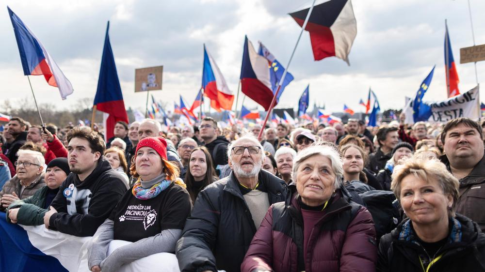  Zehntausende Menschen haben am Samstag gegen die Regierung des Rechtspopulisten Andrej Babis demonstriert.