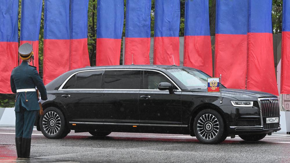  Der russische Präsident Wladimir Putin fährt in einer Limousine von Aurus zu seiner Amtseinführung am 7. Mai 2024.