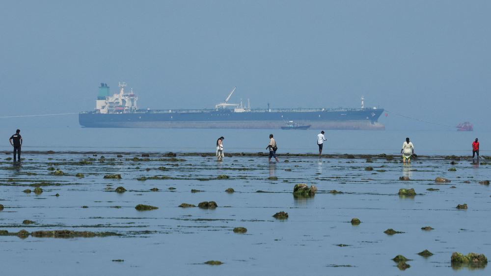  Der russische Schattenflottentanker "Fuga Bluemarine", auch unter dem Namen "Desert Kite" bekannt, hat mehrere Monate nach Abnehmern für seine Ladung gesucht.