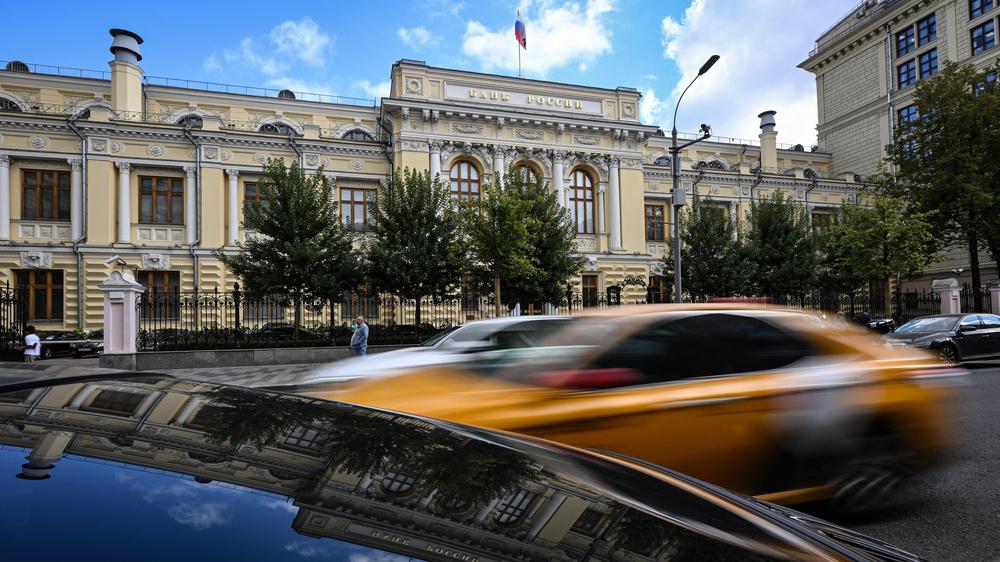  Die russische Zentralbank – hier ihr Gebäude in Moskau – geht juristisch gegen die unbefristete Sperrung von Russlands Staatsvermögen vor.