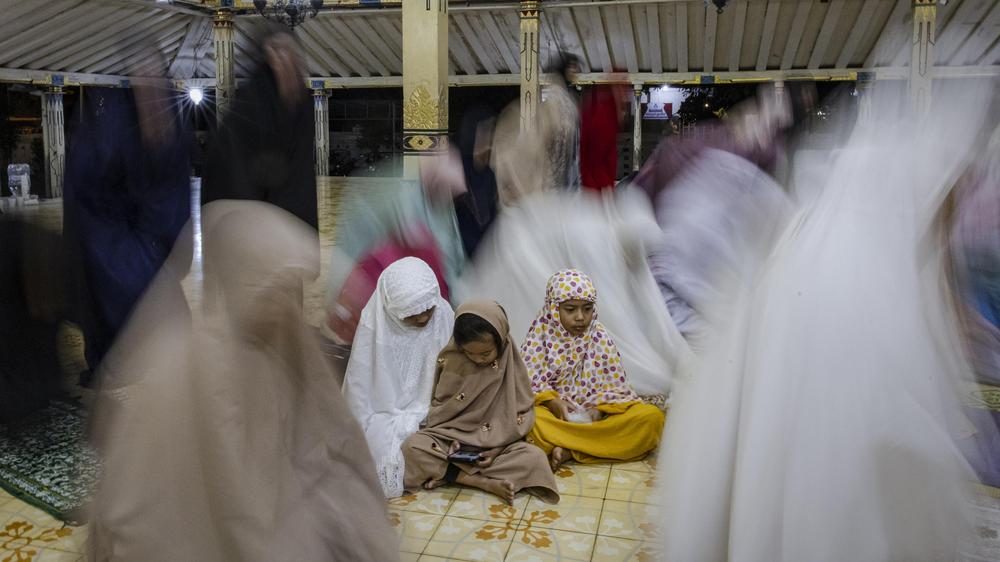  Indonesien hat als erstes Land in Asien ein Social-Media-Verbot zum Schutz von Kindern und Jugendlichen eingeführt.