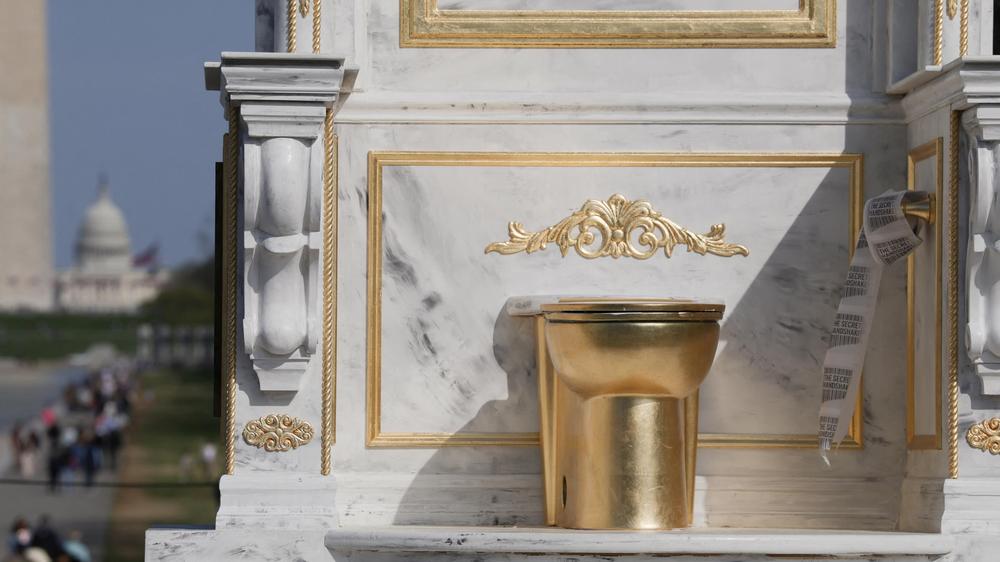  Die Statue "Ein Thron für einen König" in der Nähe des Lincoln Memorials in Washington, D.C.