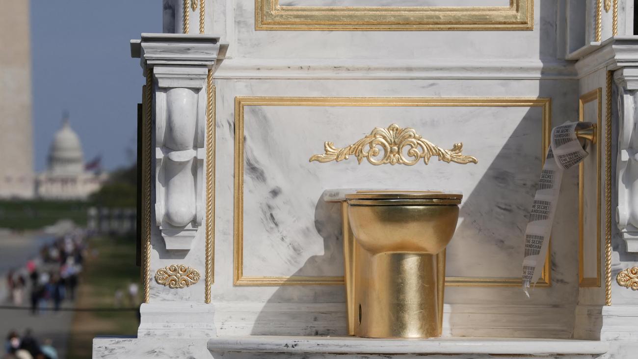 Washington, D.C.: Künstler protestieren mit goldener Toilette gegen US-Präsident Trump