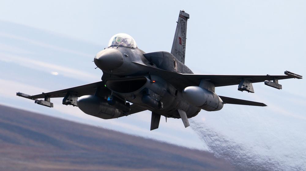 Türkei und Iran: Ein türkisches F-16-Kampfflugzeug in Ankara. Sechs davon schickte die türkische Regierung nach Nordzypern.