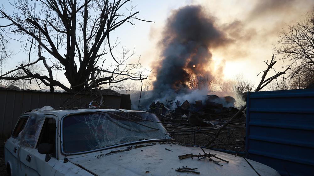 EU-Gipfel: Ein Hausbrand nach einem russischen Bombenangriff in der Ukraine