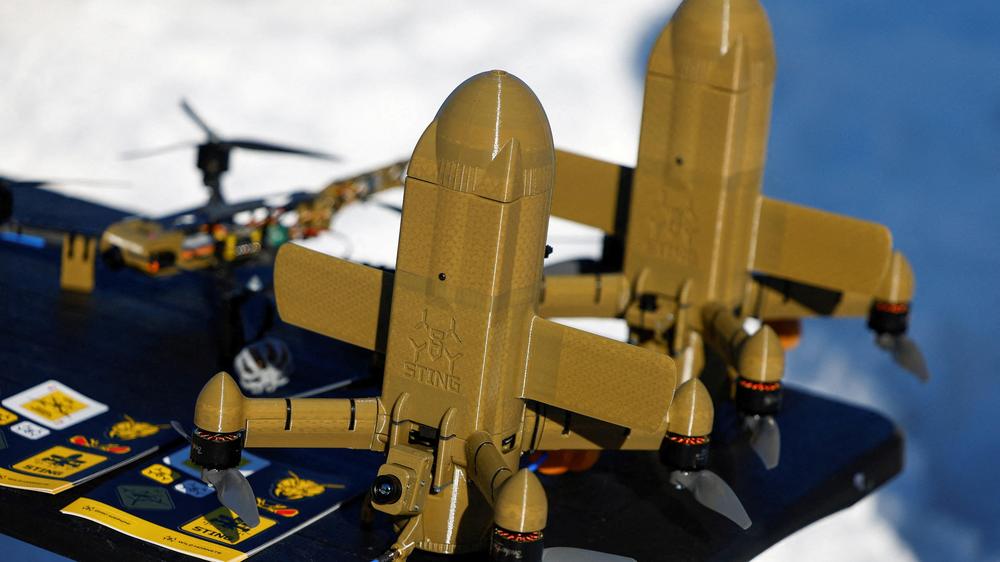  Ukrainische Abfangdrohnen, die zum Abschuss von Russlands Langstreckendrohnen iranischer Bauart eingesetzt werden, bei einer Ausstellung von Rüstungsgütern in der Ukraine am 20. Februar