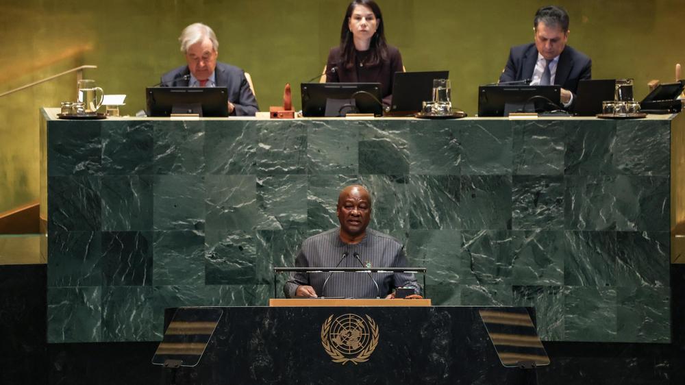  John Dramani Mahama, Präsident von Ghana, spricht in der UN-Generalversammlung während einer Gedenkveranstaltung zur Abschaffung der Sklaverei und des transatlantischen Sklavenhandels.