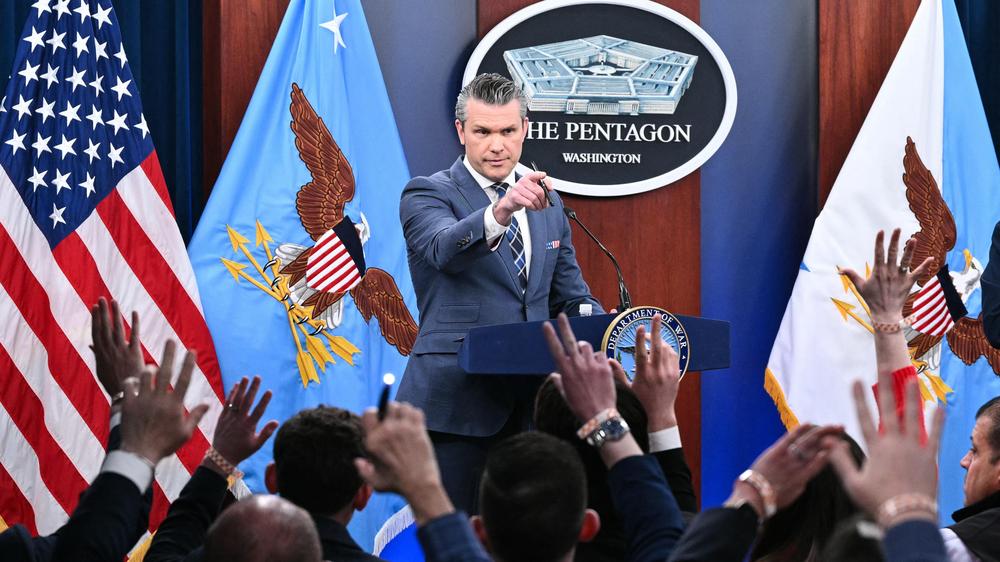  US-Verteidigungsminister Pete Hegseth mit Journalisten bei einer Pressekonferenz im Pentagon am 19. März