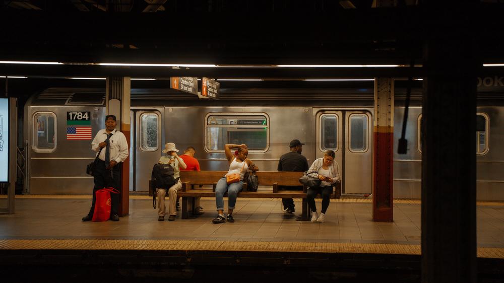   Fahrgäste warten in New York auf die U-Bahn. Eigentlich sollten mit Bundesmitteln in Manhattan mehr U-Bahn-Stationen gebaut werden.