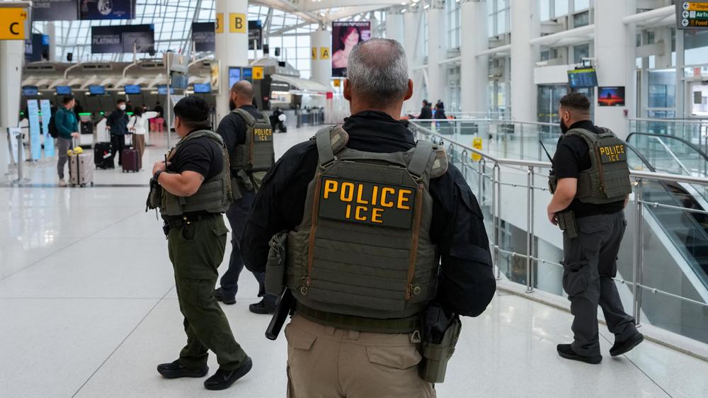  Nach personellen Engpässen an vielen US-Flughäfen schickt Präsident Donald Trump Agenten der Einwanderungsbehörde ICE zur Unterstützung.