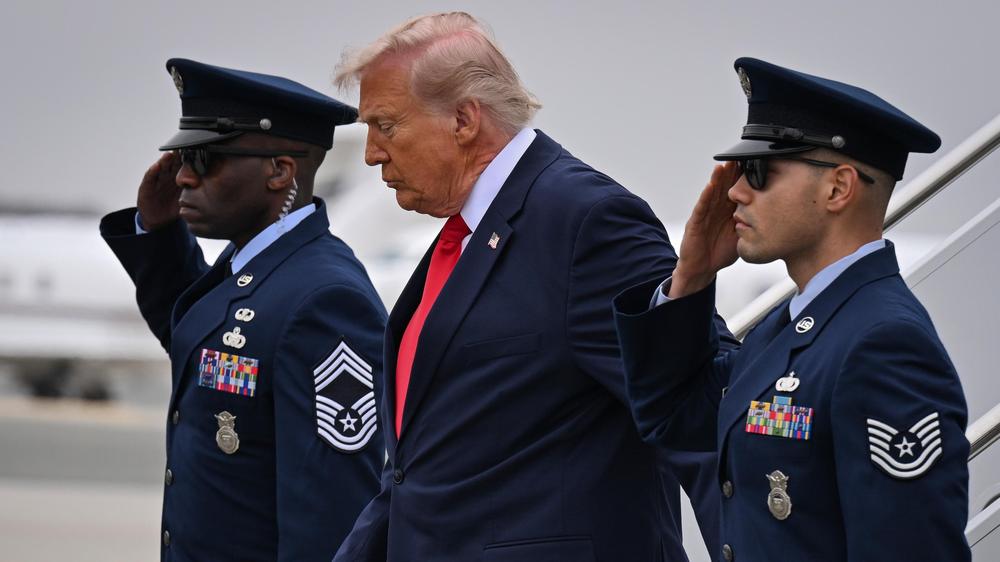  US-Präsident Donald Trump hat auf seiner Platform Truth Social angekündigt, dass der Iran im Laufe des Tages noch "sehr hart getroffen" werde.