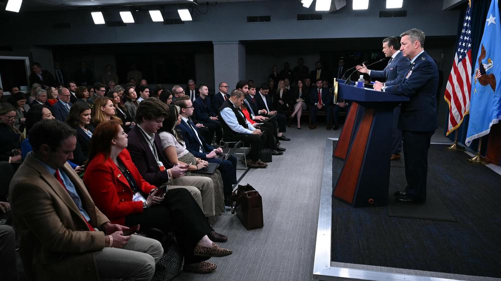  Vertreter nahezu aller großen US-Medienhäuser haben ihre Presseausweise für das Pentagon im vergangenen Jahr wegen neuer Regeln abgegeben.