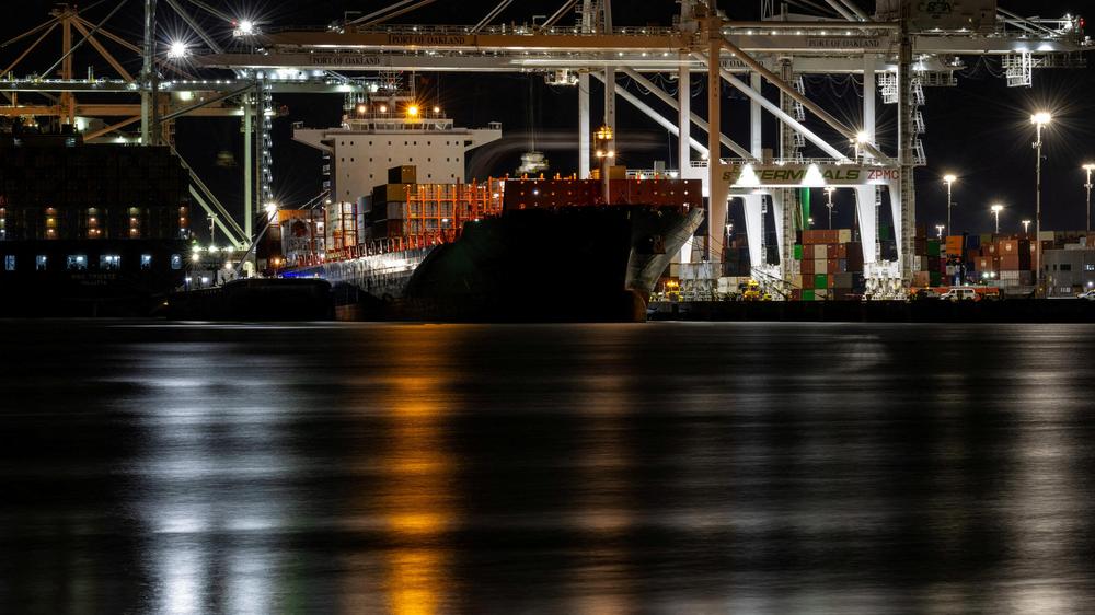  Im Hafen von Oakland, Kalifornien, kommen Waren an. Die auf sie gezahlten, unrechtmäßigen Zölle muss die US-Regierung vermutlich erstatten.