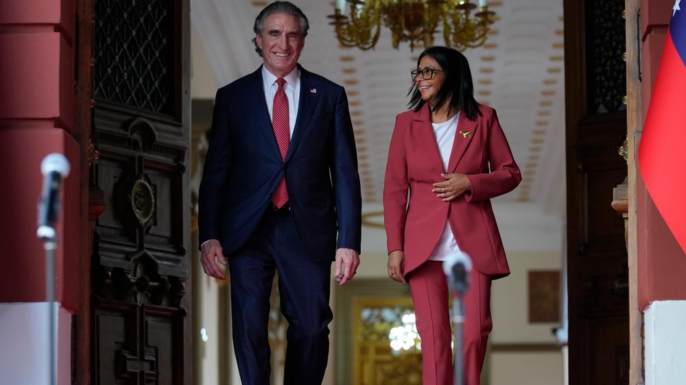  US-Innenminister Doug Burgum und Venezuelas Interimspräsidentin Delcy Rodríguez bei einem Treffen in Caracas am Mittwoch.