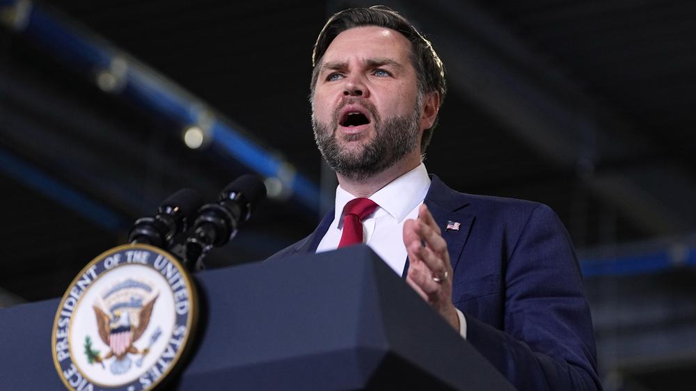  Die USA würden es laut Vizepräsident JD Vance begrüßen, wenn jemand im Iran an die Macht käme, der zu einer Zusammenarbeit bereit ist. Ein Kriegsziel sei das jedoch nicht.