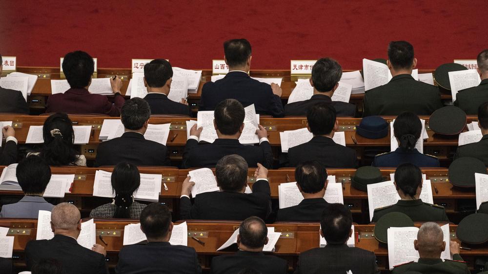  Etwa 2.800 Delegierte lesen die Rede des chinesischen Premierministers Li Qiang während des Nationalen Volkskongresses am Donnerstag in Peking mit.