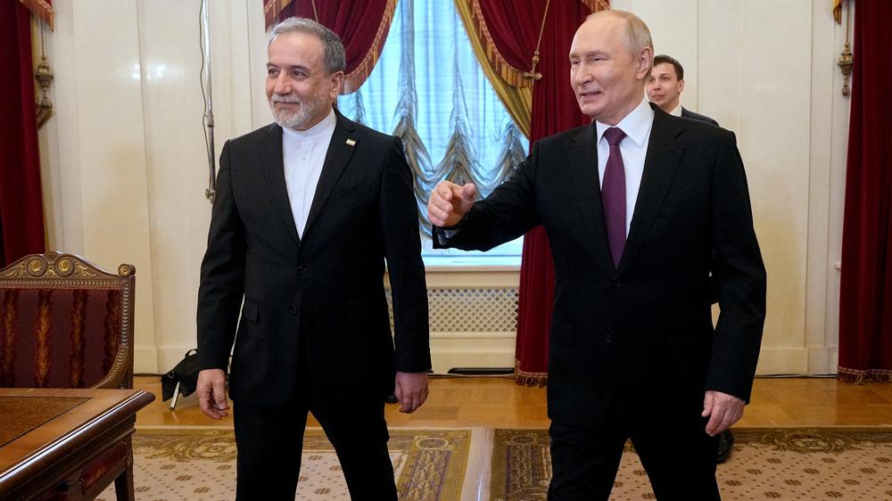 Der russische Präsident Wladimir Putin und der iranische Außenminister Abbas Araghchi am 27. April 2026 in Sankt Petersburg.