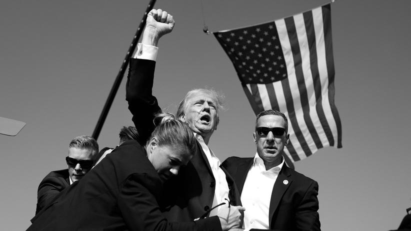 Attentat auf Donald Trump 2024: Ein Bild, das bleibt: Donald Trump in Butler, Pennsylvania, am 13. Juli 2024 nach dem Attentat auf ihn