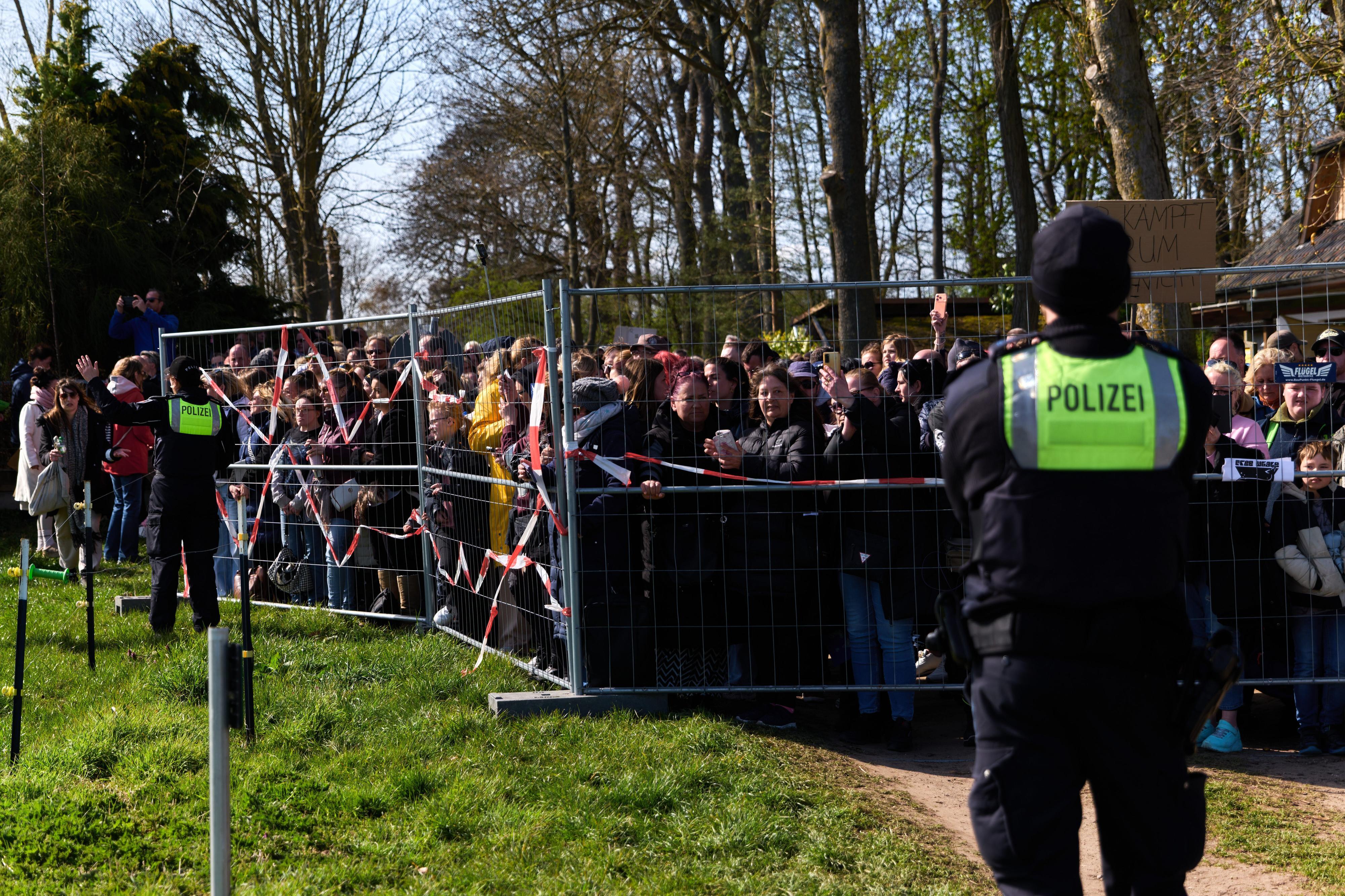Deutsche Gasförderung: Demonstration für die Rettung des Buckelwals bei Weitendorf-Hof auf Poel