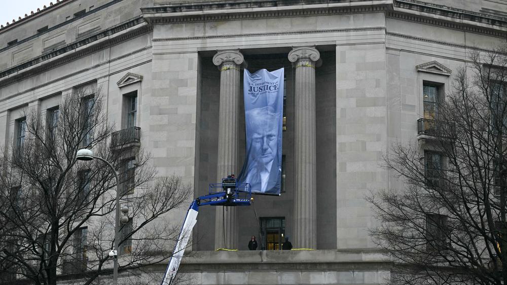  Ein Banner mit US-Präsident Donald Trump wird am US-Justizministerium in Washington, D.C. aufgehängt.