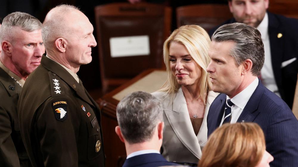  Der Generalstabschef der US-Armee, Randy George (links) soll nach dem Willen von US-Verteidigungsminister Pete Hegseth (rechts) in den Ruhestand gehen.