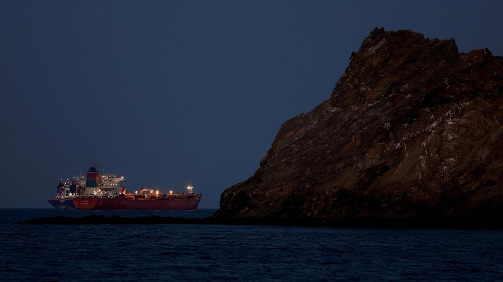  Seit Wochen warten Tanker auch vor der Küste Omans darauf, die blockierte Straße von Hormus zu durchfahren.