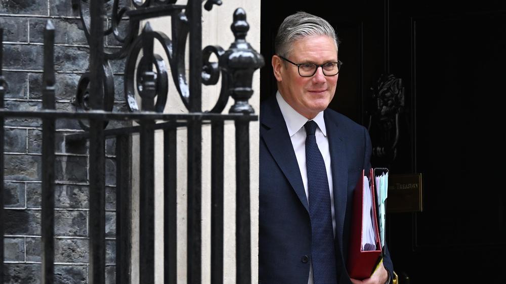  Drei Wochen vor den Regionalwahlen in Großbritannien fordert die Opposition erneut den Rücktritt von Premier Keir Starmer.