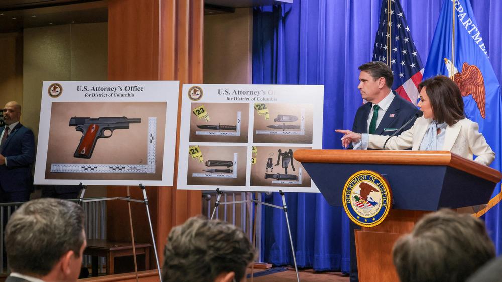 Correspondents' Dinner: The weapons found on the suspect are shown at a press conference.