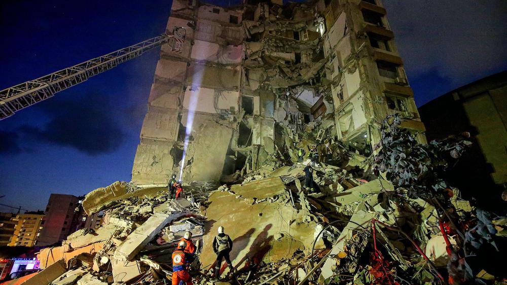  Rettungskräfte suchen nach Vermissten in einem zerstörten Gebäude, das bei einem israelischen Luftangriff im Zentrum von Beirut getroffen wurde.