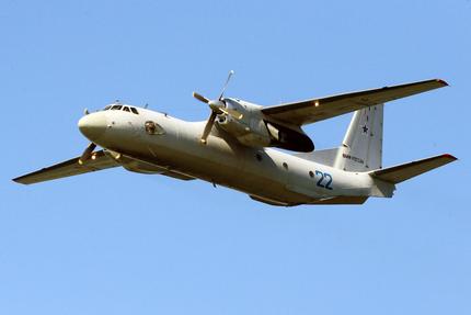 Krim: ARCHIV - 07.05.2015RusslandBaltik: Eine Antonow An-26 bei einer Probe für eine Militärparade. Beim Absturz einer russischen Militärtransportmaschine vom Typ Antonow An-26 in Syrien sind am 06.03.2018 alle 32 Menschen an Bord getötet worden. Das Flugzeug sei beim Landeanflug auf den Luftwaffenstützpunkt Hamaimim abgestürztteilte das russische Verteidigungsministerium in Moskau mit. Foto: Igor Zarembo/dpa +++ dpa-Bildfunk +++