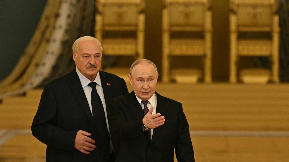 LGBTIQ+: Die Staatschefs von Belarus und Russland, Alexander Lukashenko (l.) und Wladimir Putin bei einem Treffen in Moskau im Februar 2026