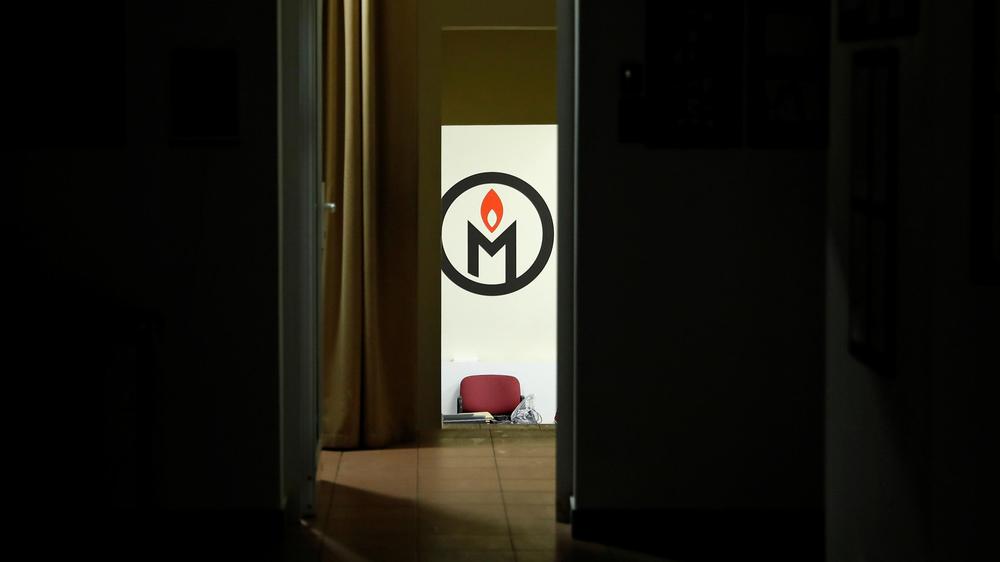  Logo der Menschenrechtsorganisation Memorial in Moskau im Dezember 2021.