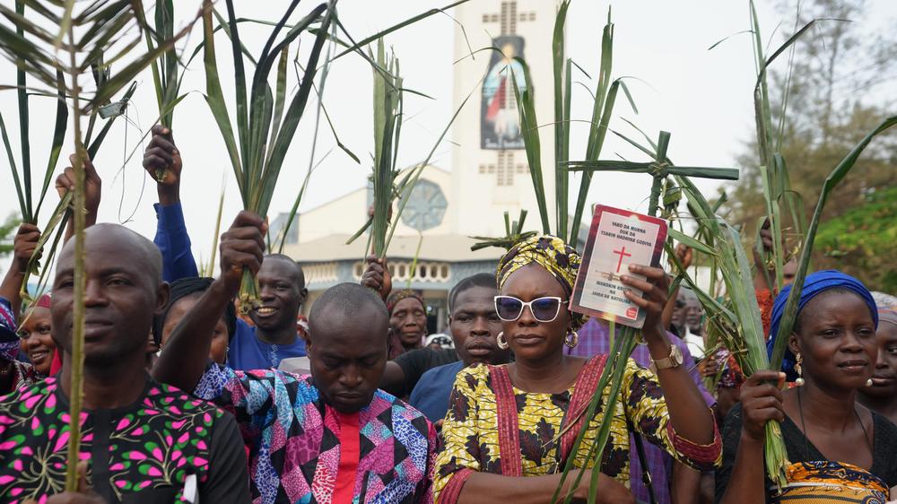  Katholische Gläubige im nigerianischen Minna marschieren am Palmsonntag mit Palmwedeln vor der St. Micheal's Cathedral.