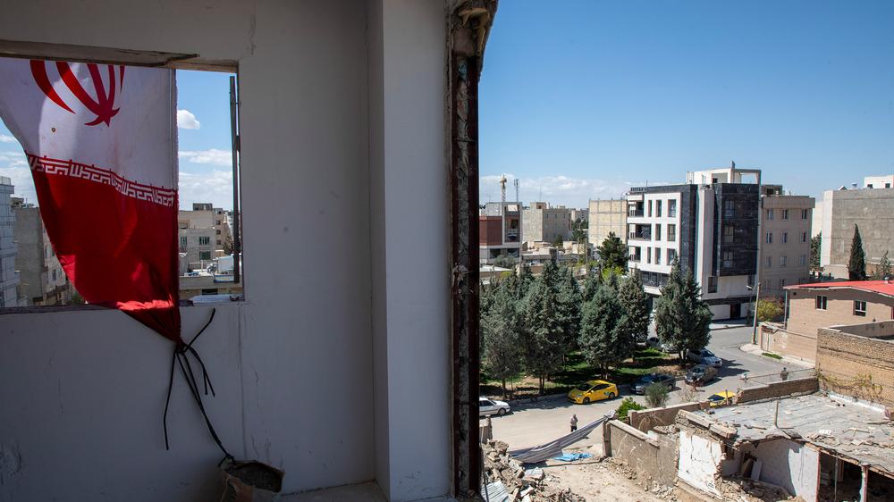  Ein Wohnhaus in Karaj, südwestlich von Teheran, wurde bei Angriffen beschädigt.