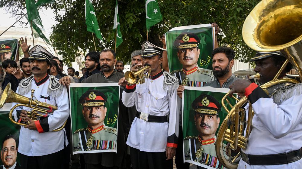  Am Mittwoch wird in der Stadt Lahore mit Plakaten von Generalstabschef Asim Munir die Vermittlerrolle Pakistans gewürdigt.