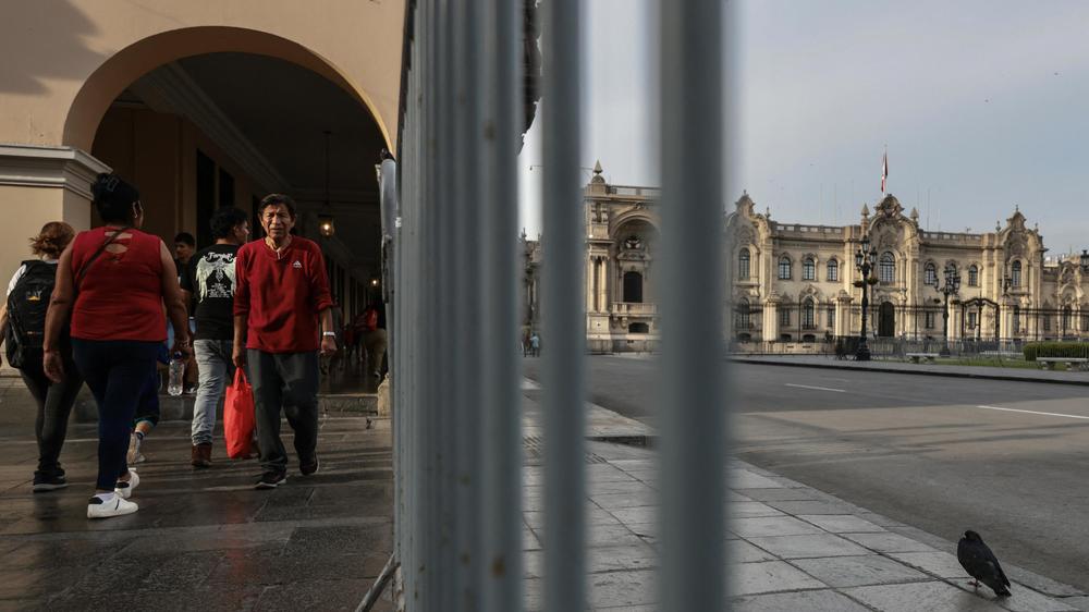  Am 22. April 2026 spazieren Menschen in Lima am Rand der Plaza Mayor entlang, mit dem Regierungspalast im Hintergrund.