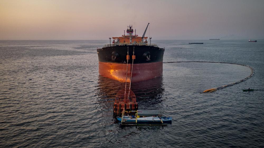  Ein Tanker mit russischem Öl liegt vor der philippinischen Küste vor Anker.