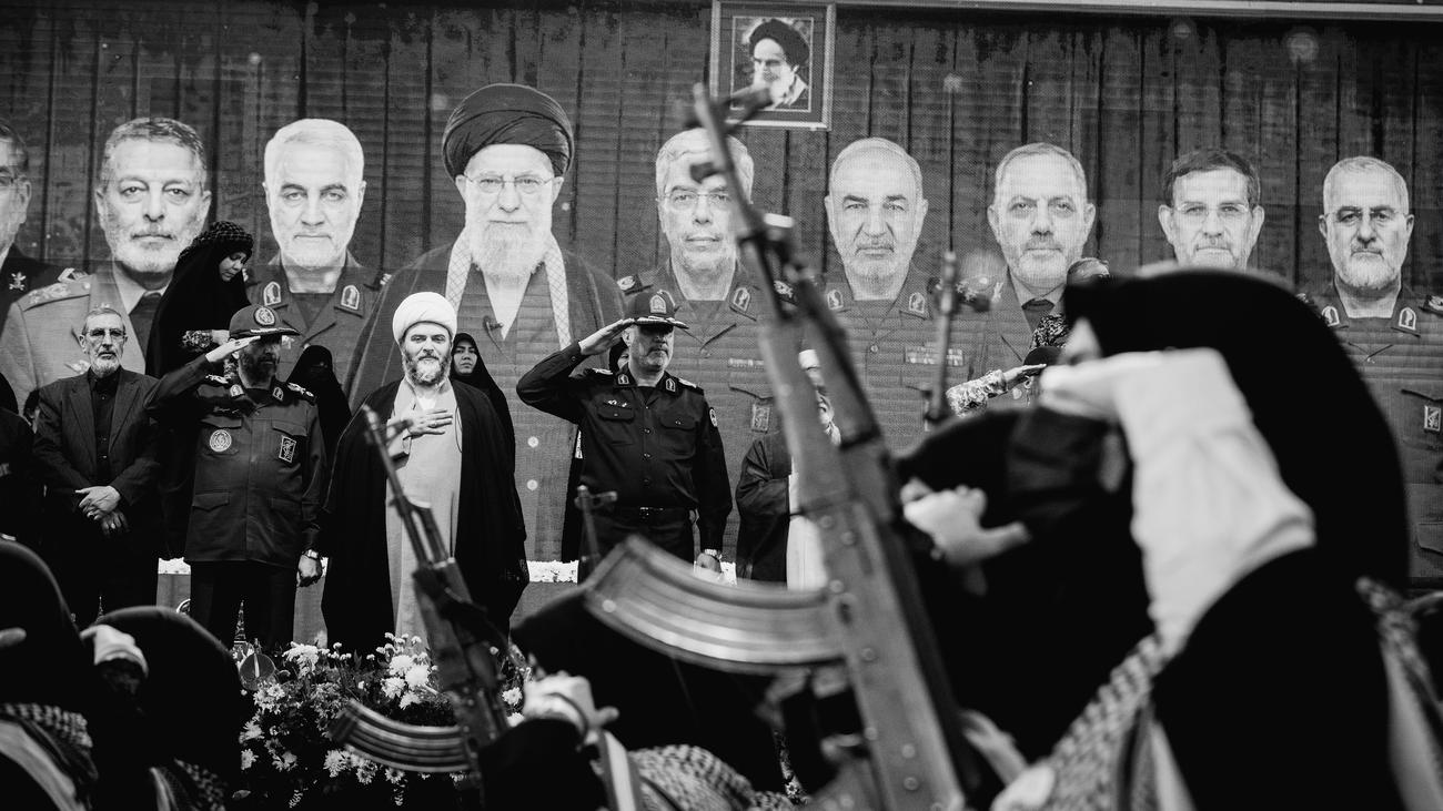 Regime im Iran: Verhandler gegen Hardliner – wer hat das Sagen im Iran?