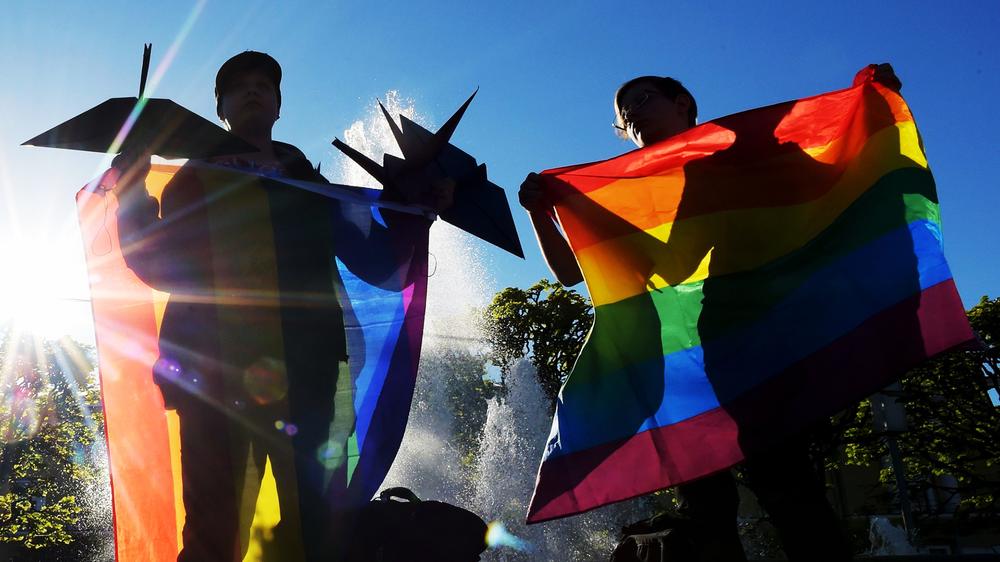  Mehrere Menschen versammeln sich mit Regenbogenflaggen im Mai 2019 in St. Petersburg. Inzwischen würden ihnen dafür langjährige Haftstrafen drohen.