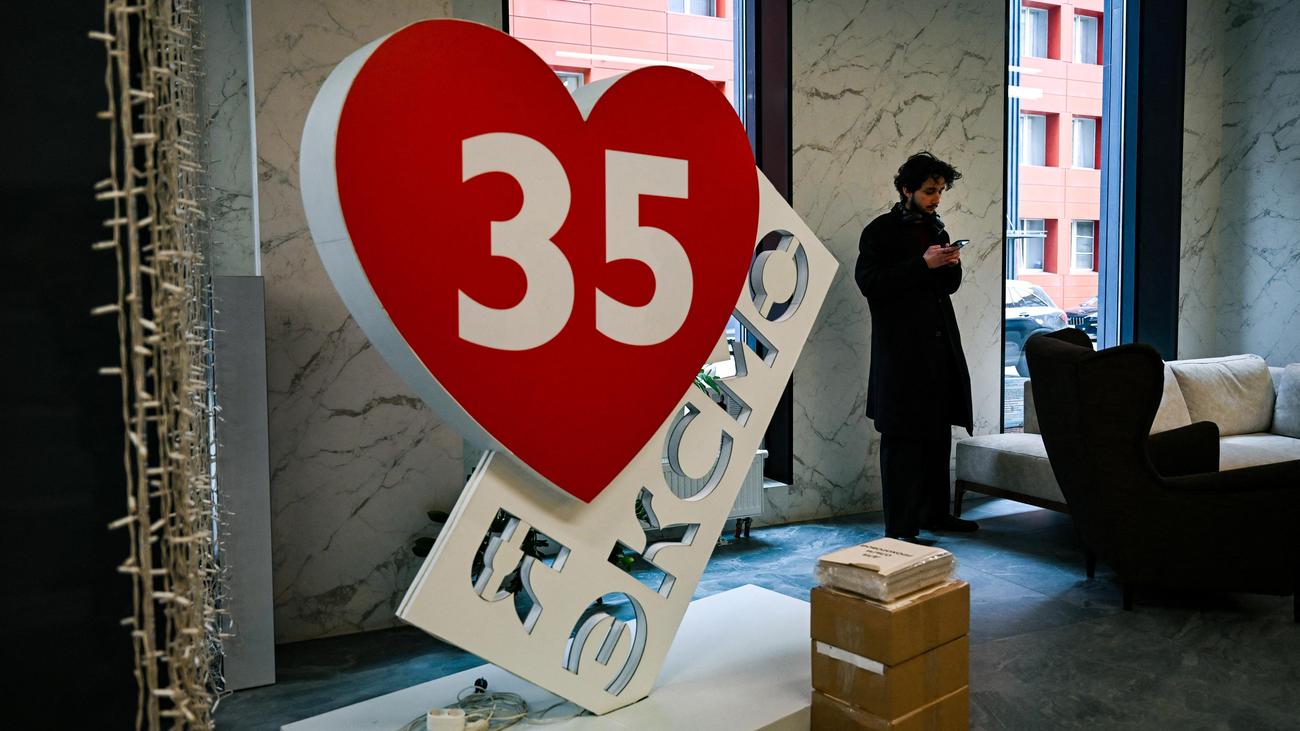 LGBTQ+ Rechte : Behörden durchsuchen russischen Verlag wegen Vertriebs queerer Bücher 